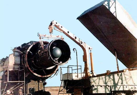 Погрузка ракеты 8К96 (РТ-15)