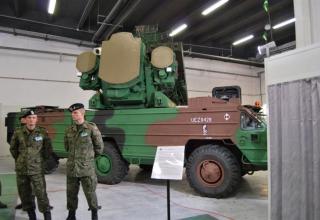 Вид сбоку демонстрационного варианта боевой машины 9А33ВМ OSA-P на шасси BAZ-5937. ©О.В. Герман 