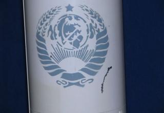 Герб СССР на макете ракеты космического назначения 