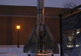 Вид макета РЛА-1 перед входом в Музей космонавтики и ракетной техники им. В.П. Глушко.