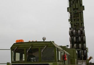 Загрузка в шахту межконтинентальной баллистической ракеты ракетного комплекса РТ-2ПМ2 «Тополь-М»