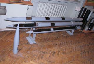 Макеты неуправляемых реактивных снарядов калибра 122 мм. Сверху вниз: М-21ОФ (индекс 9М22У), 9М521 и 9М28Ф для БМ типа БМ-21