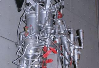 Вид макета жидкостного однокамерного двигателя многократного включения.