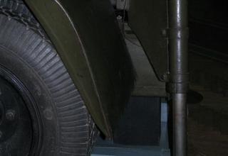 Вид сбоку левого домкрата шасси установки М-13 (при осмотре сзади)