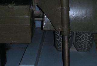 Вид спереди правого домкрата шасси установки М-13 (при осмотре сзади)