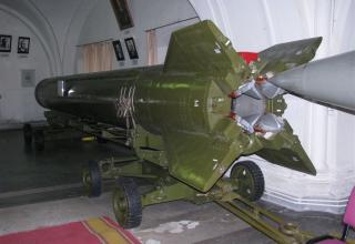 Вид сзади макета оперативно-тактической ракеты 8К14 ракетного комплекса 9К72
