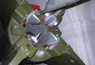 Вид части соплового блока и органов управления макета оперативно-тактической ракеты 8К14 ракетного комплекса 9К72