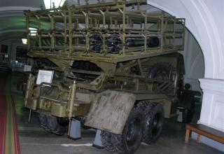 Вид сзади боевой машины БМ-31-12 на доработанном (модифицированном) шасси грузового автомобиля ЗИС-151