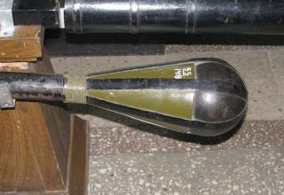 Головная часть 2-дюймовой боевой ракеты обр. 1851 с центральным стабилизатором (хвостом), снаряженной 1/2-пудовой гранатой
