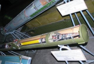 Разрезной макет зенитной управляемой ракеты 9М311 зенитного пушечно-ракетного комплекса 9К22 