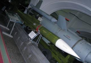 Макет зенитной управляемой ракеты 3М9 зенитно-ракетного комплекса 2К12 
