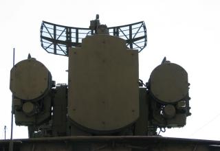 Боевая машина 9А33 с двумя ракетами 9М33 зенитно-ракетного комплекса 9К33 