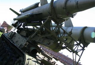 Пусковая установка 2П24 с двумя ракетами 3М8 зенитно-ракетного комплекса 2К11 