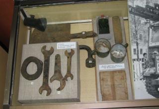 Фото №11. 1 - лопата; 2 - изоляционная лента; 3 - гаечные ключи; кружки, одеколон, щетка. ©С.В. Гуров (г.Тула)