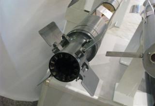 Вид хвостового оперения макета корректируемой авиационной ракеты с головкой самонаведения