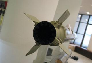 Вид хвостового оперения макета неуправляемой авиационной ракеты