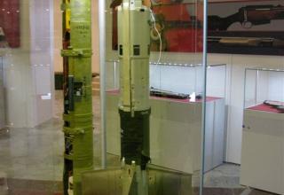 Макеты в разрезе ПТУР 9М113Р (слева) и макет ПТУР 9М113М (справа)