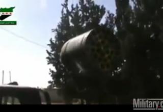 Сирийские повстанцы монтируют ракетные установки Braszma на автомобилях-пикапах в Хомсе. 11/03/2012.
