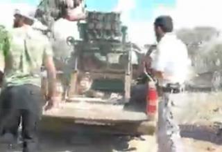 Бойцы Свободной Сирийской Армии нацеливают РС на контрольно-пропускной пункт. 10/16/2012. Батальон Ahrar al Sham.