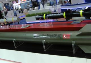 Частичный вид макета реактивного снаряда TR-300 калибра 300 мм (Турция). ©И.В. Кузнецов (ОАО “НПО “СПЛАВ” г.Тула)