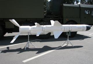 Макет ракеты из состава берегового ракетного комплекса 