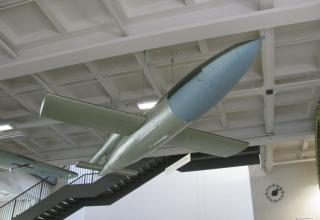 Макет самолёта-снаряда V1 (ФАУ-1) (надпись под фюзеляжем:Fieseler Fi103 