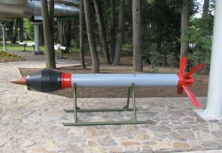 Макет неуправляемой авиационной ракеты серии С-25 (©С.Б. Власов; Россия, г. Москва).