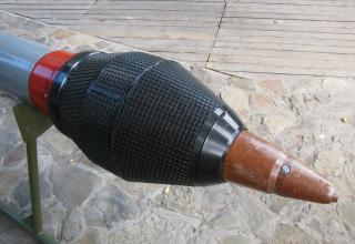 Вид головной части со взрывателем макета неуправляемой авиационной ракеты серии С-25 (©С.Б. Власов; Россия, г. Москва).