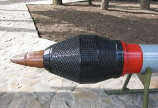 Вид головной части со взрывателем макета неуправляемой авиационной ракеты серии С-25 (©С.Б. Власов; Россия, г. Москва).