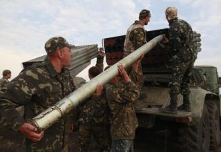 Украинские солдаты заряжают БМ РСЗО 