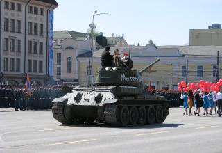 Танк Т-34 на военном параде. Площадь Ленина. ©С.В. Гуров (Россия, г.Тула).