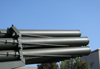 Частичный вид пакета направляющих артиллерийской части боевой машины 9П140 РСЗО 