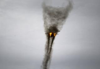 Вертолёт Ка-52 ведёт огонь неуправляемыми реактивными снарядами. М. Стулов / Ведомости. https://www.vedomosti.ru