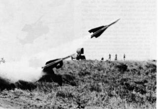 Набирающая высоту ракета (комплекса?) HAWK около Chu Lai. https://ehistory.osu.edu/topics/vietnam?page=13