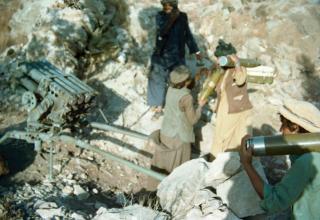 Момент заряжания пусковой установки BM-12. Дата публикации: октябрь 1988 года. https://archive.org/details/amrc_198810_cna_00278_029