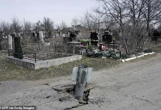 Неразорвавшийся реактивный снаряд РСЗО или его фрагмент на кладбище в Николаеве, 21 марта 2022 года. https://www.dailymail.co.uk/news/article-10640845/The-bombed-city-standing-Putin-Ukraines-Odesa.html
